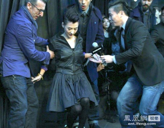 张柏芝走穴险摔倒 获外籍高层慌忙搀扶