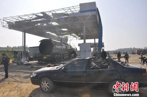 爆炸油罐车附近的汽车被波及。黄祖华摄
