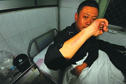 妙龄女失恋海边跳海轻生 民警赤脚施救