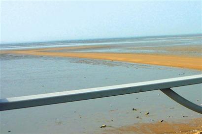 妙龄女失恋海边跳海轻生 民警赤脚施救