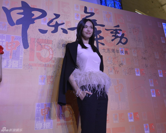 姚晨婚后首次公开亮相 巧遮小腹