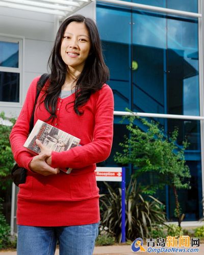 青岛美女作家王菲《牛津的夏天》在英首发 青岛美女作家王菲《牛津的夏天》在英首发