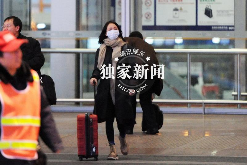 周迅深夜独自回京 大口罩遮面显低调