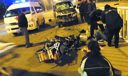 摩托“啃”面包 忘了“我是谁” 摩托“啃”面包 忘了“我是谁”