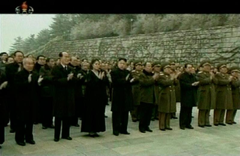 金正恩携夫人参谒太阳宫