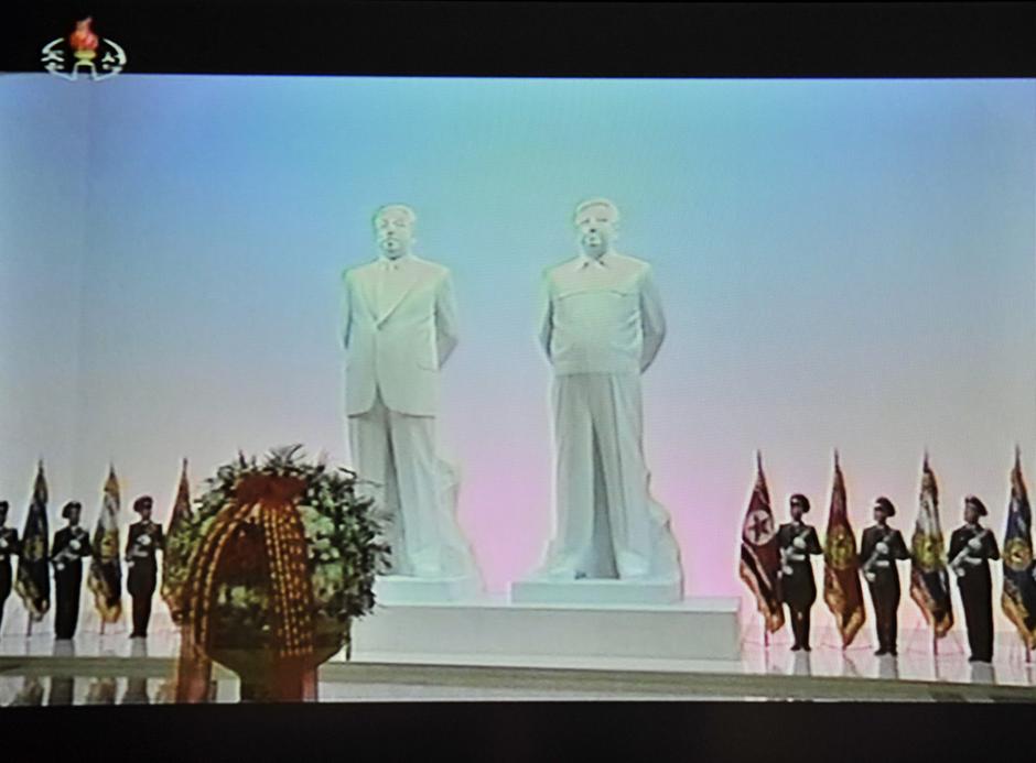 金正恩携夫人参谒太阳宫