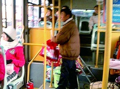 坐公交行李多司机让靠边放 女乘客骂3站路