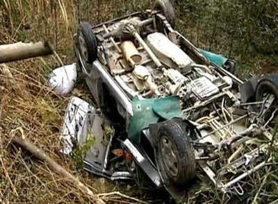 安徽一满载学生和家长面包车坠崖 致2死15伤(图)