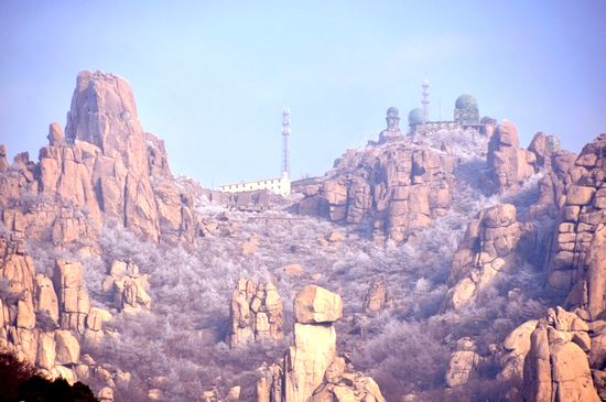 市区降下今冬第一场小雪 巨峰现雾凇奇观