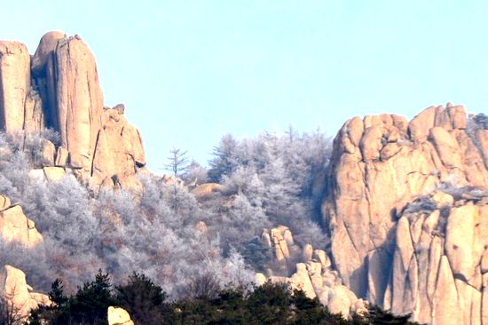 市区降下今冬第一场小雪 巨峰现雾凇奇观