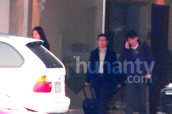 赵薇车内玩自拍发微博