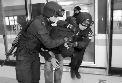 武汉地铁反恐演练含枪扫人群 堪比警匪片(图)