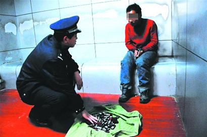 集装箱里玩“牌九”四赌徒被逮个正着 集装箱里玩“牌九”四赌徒被逮个正着