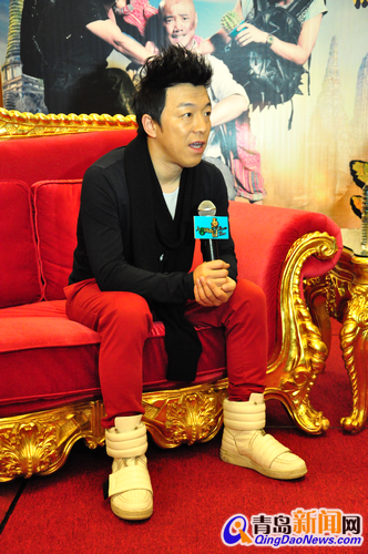 黄渤回青大赞《泰囧》 自嘲全裸没人看(组图)