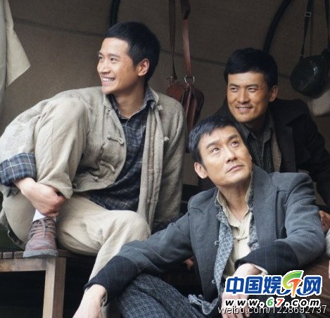 何洁携新男友机场大秀恩爱引围观 赫子铭背景私照曝光