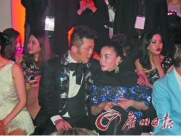 王菲与造型师李东田并肩落座