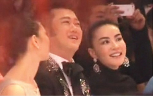 王菲开心看节目