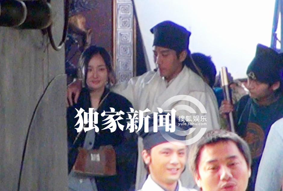 杨幂探班刘恺威 片场拥抱热吻