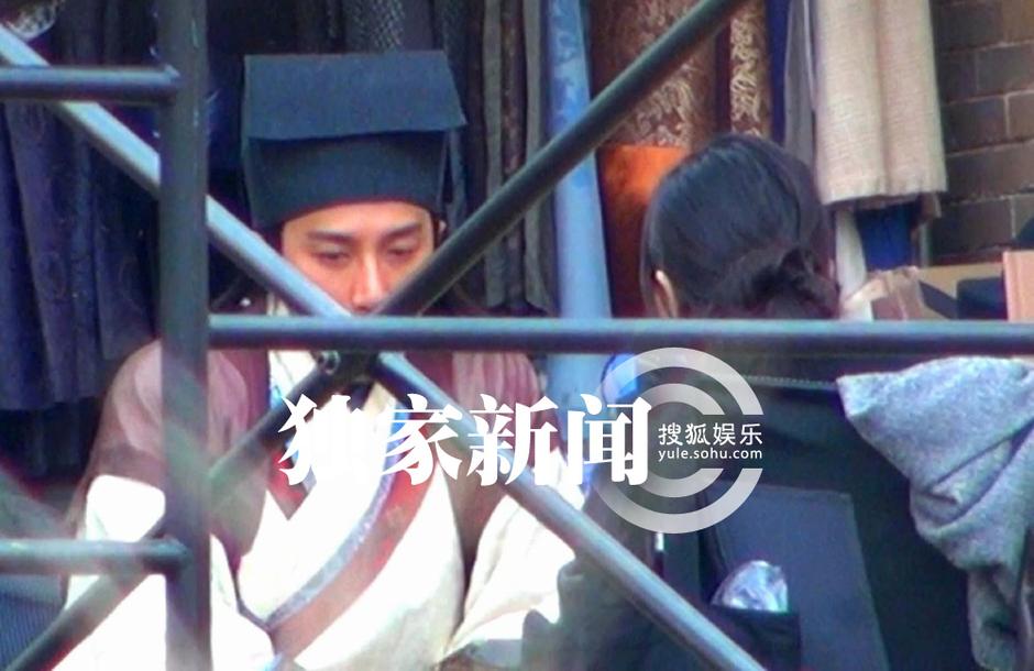 杨幂探班刘恺威 片场拥抱热吻