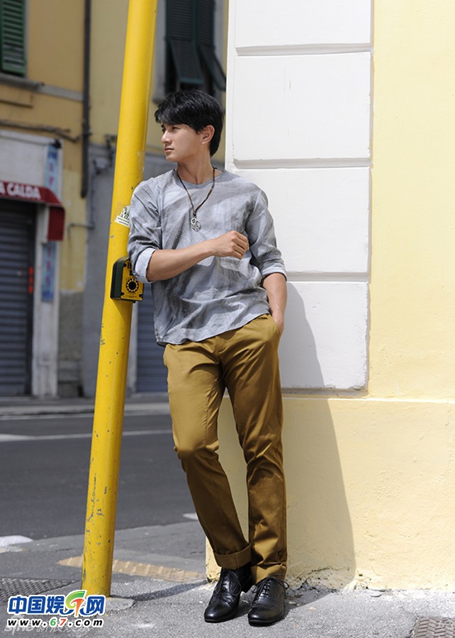 吴奇隆帅气街拍