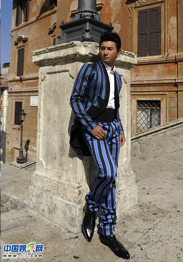 吴奇隆帅气街拍