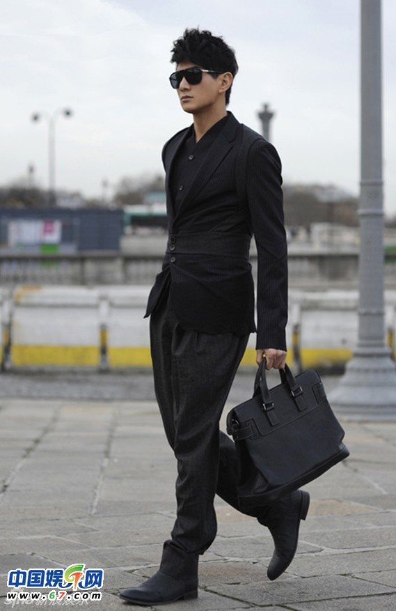 吴奇隆帅气街拍