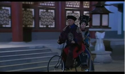 太后坐上无后座单车被吐槽臀功强