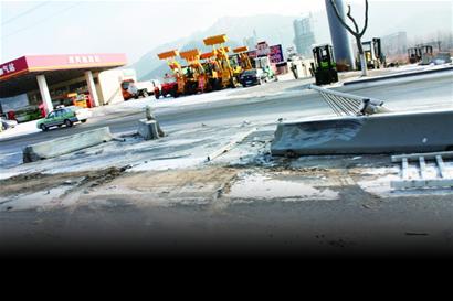 主干道撞出“碎石阵”