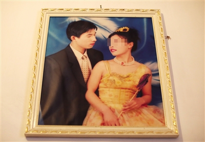 闵拥军的结婚照。