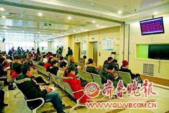 18日上午,在青岛妇儿医院产科门诊候诊的孕妇及家人。本报记者董海蕊摄