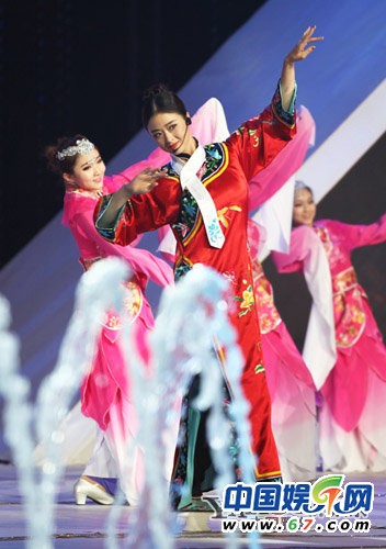 蒋欣率众妃大跳惊鸿舞 盘点《甄嬛》后美艳照