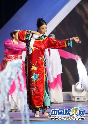 蒋欣率众妃大跳惊鸿舞 盘点《甄嬛》后美艳照