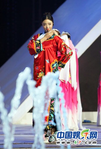 蒋欣率众妃大跳惊鸿舞 盘点《甄嬛》后美艳照