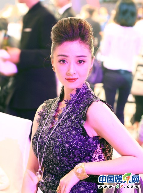 《甄嬛传》华妃蒋欣复古端庄红毯复古风 秀丰满身材