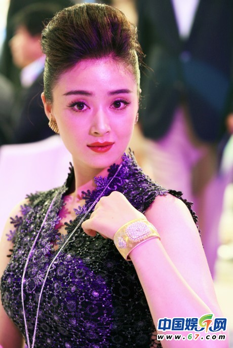 《甄嬛传》华妃蒋欣复古端庄红毯复古风 秀丰满身材