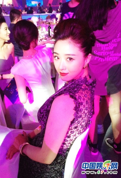 《甄嬛传》华妃蒋欣复古端庄红毯复古风 秀丰满身材