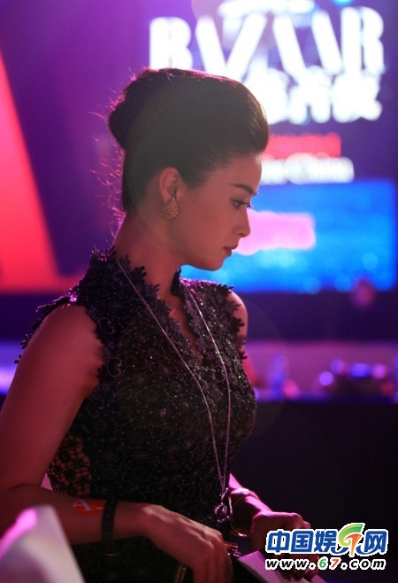 《甄嬛传》华妃蒋欣复古端庄红毯复古风 秀丰满身材