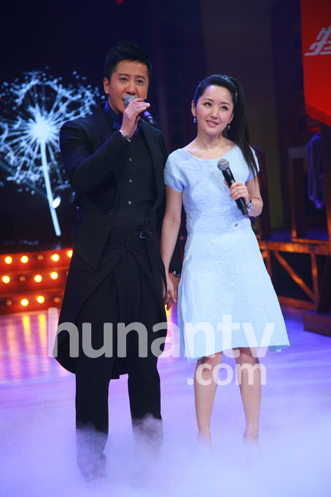 杨钰莹毛宁再携手 甜蜜凝视亲密依旧