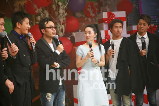 杨钰莹毛宁再携手 甜蜜凝视亲密依旧