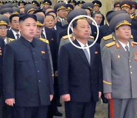 12月17日在朝鲜平壤锦绣山太阳宫举行的金正日逝世一周年悼念活动中，被推测为朝鲜第二自然科学院院长崔春植的人（右二圆圈内）站在国防委员会第一委员长金正恩旁边。