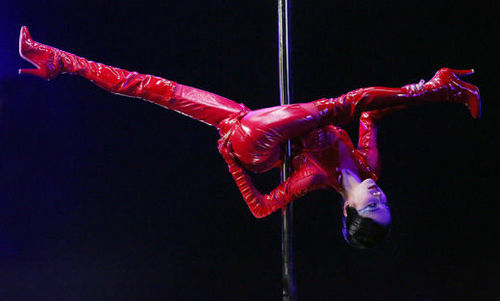 蔡依林秀特技钢管负角度一字马 “自转钢管”秒杀国家队