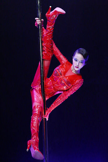 蔡依林秀特技钢管负角度一字马 “自转钢管”秒杀国家队