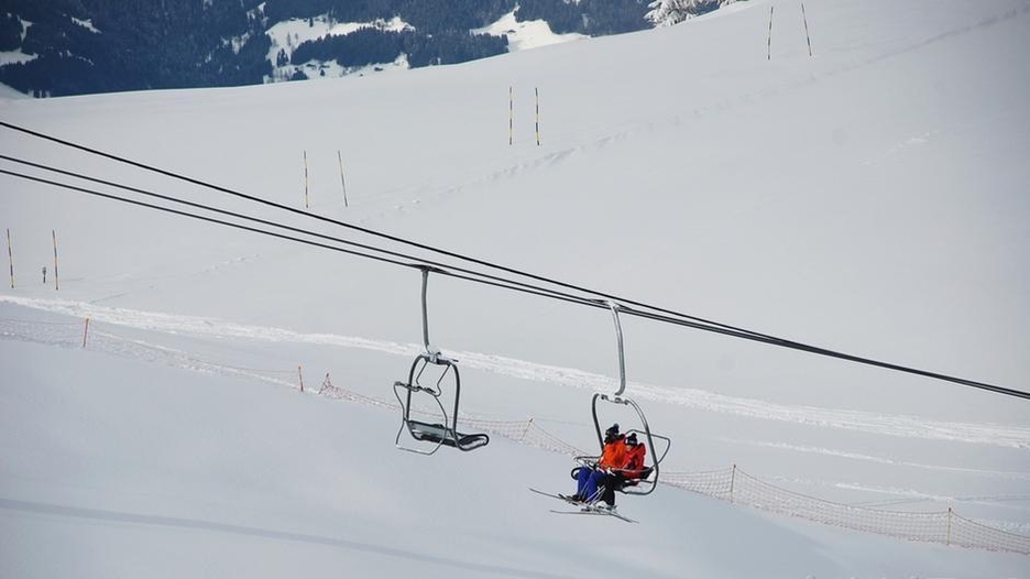 赵文卓携妻女法国滑雪照曝光