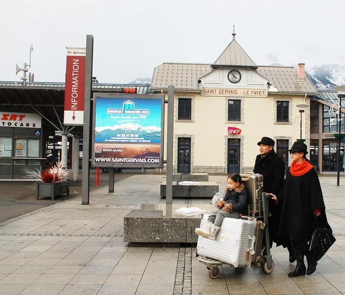 赵文卓携妻女法国滑雪照曝光