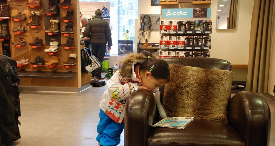 赵文卓携妻女法国滑雪照曝光