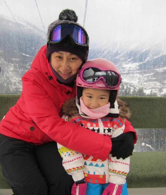 赵文卓携妻女法国滑雪照曝光