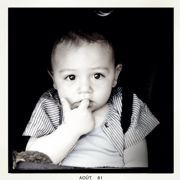 刘烨晒可爱混血儿子萌照 眼神眉毛极像老爸(图)