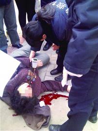 可恶!男子持板砖拍倒老太 可恶!男子持板砖拍倒老太