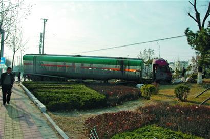 “抢黄灯”抢出一路祸“大油罐”伤人又伤己 “抢黄灯”抢出一路祸“大油罐”伤人又伤己