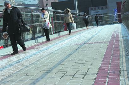 彩砖铺地过街天桥“滑”而不实 彩砖铺地过街天桥“滑”而不实